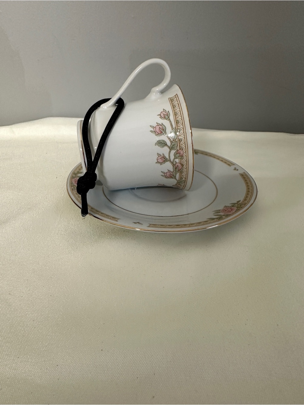 Hanging Bird Feeder Floral Gold Trim Teacup and Saucer - White with Pink Roses